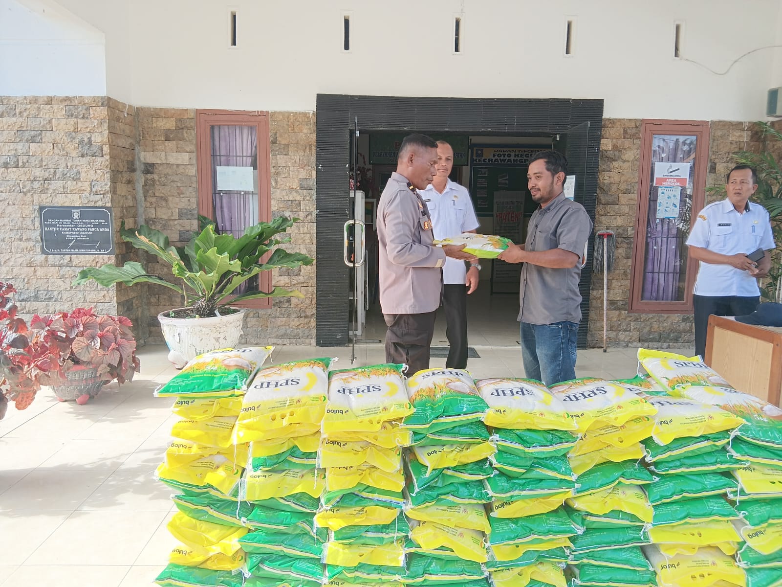 Polsek Kota Kisaran dan Camat Rawang Panca Arga Terima Bantuan Sembako untuk Korban Angin Puting Beliung